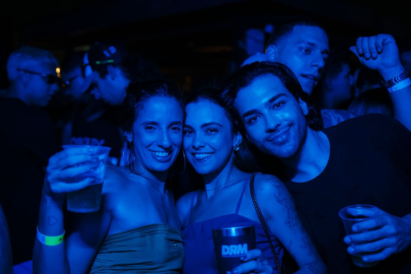 Grupo de convidados em clima de festa
