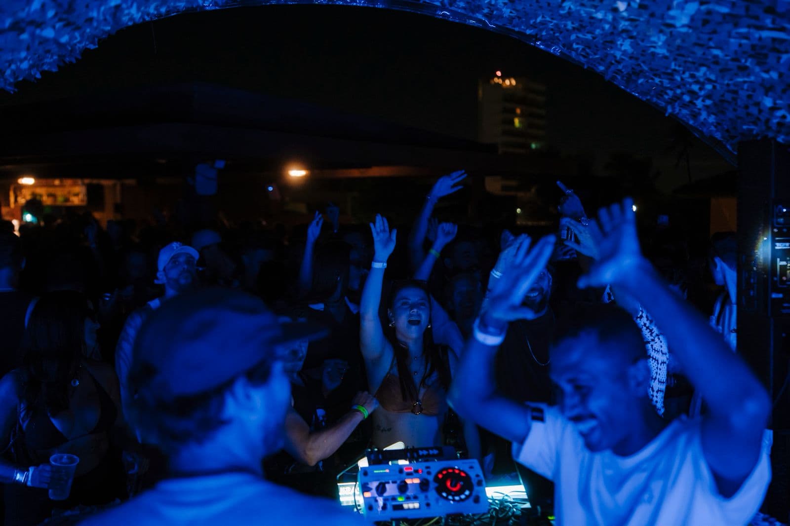 Pista DROP com publico e iluminacao azul